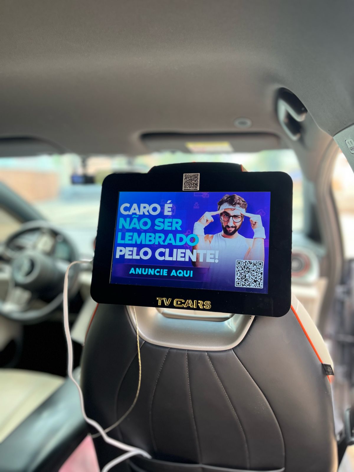 TV Cars instalada no encosto do banco com anúncio 'Caro é não ser lembrado pelo cliente'
